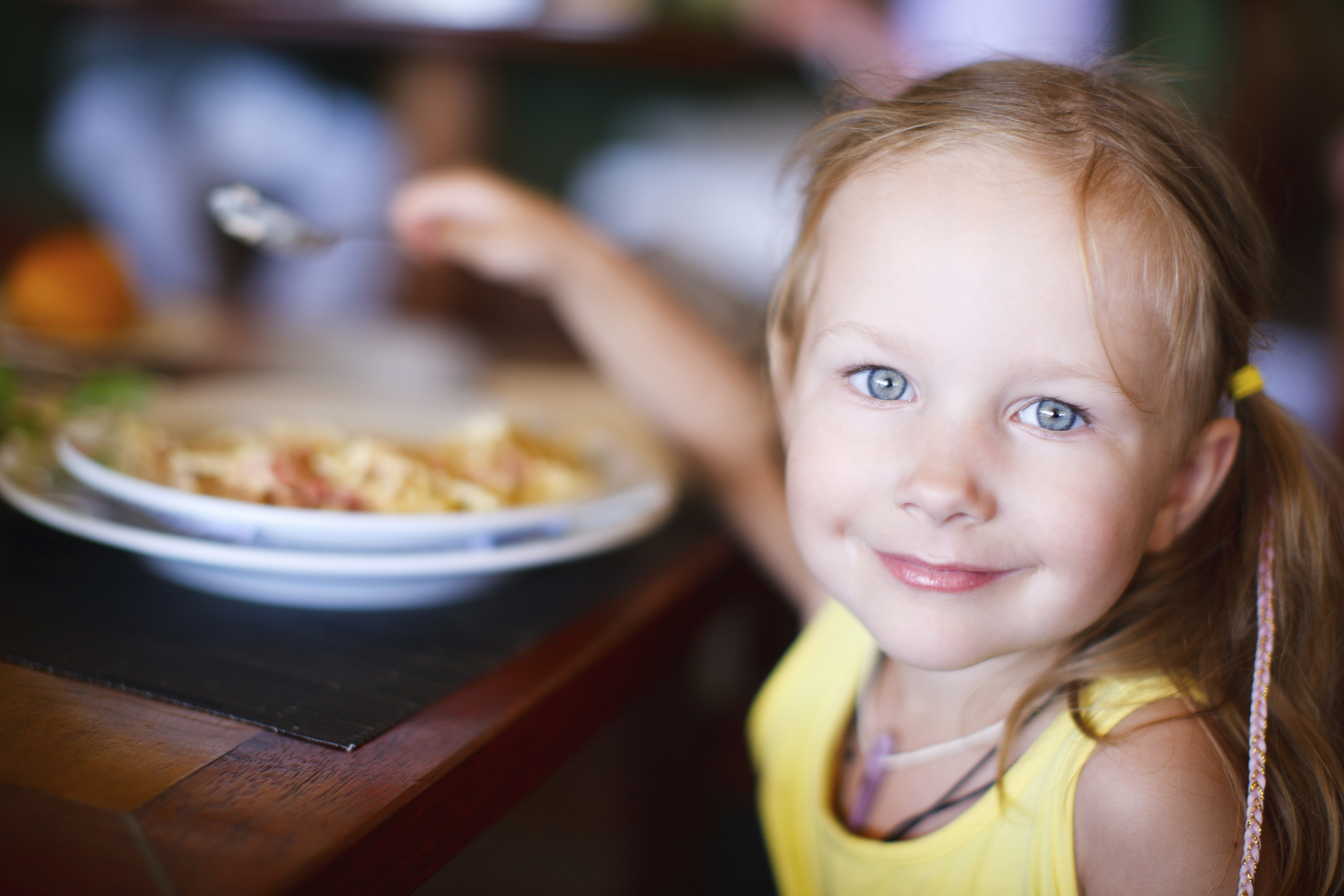 Ребенок не ест вечером. Еда для детей. Дети в кафе. Дети обедают. Ребенок завтракает.